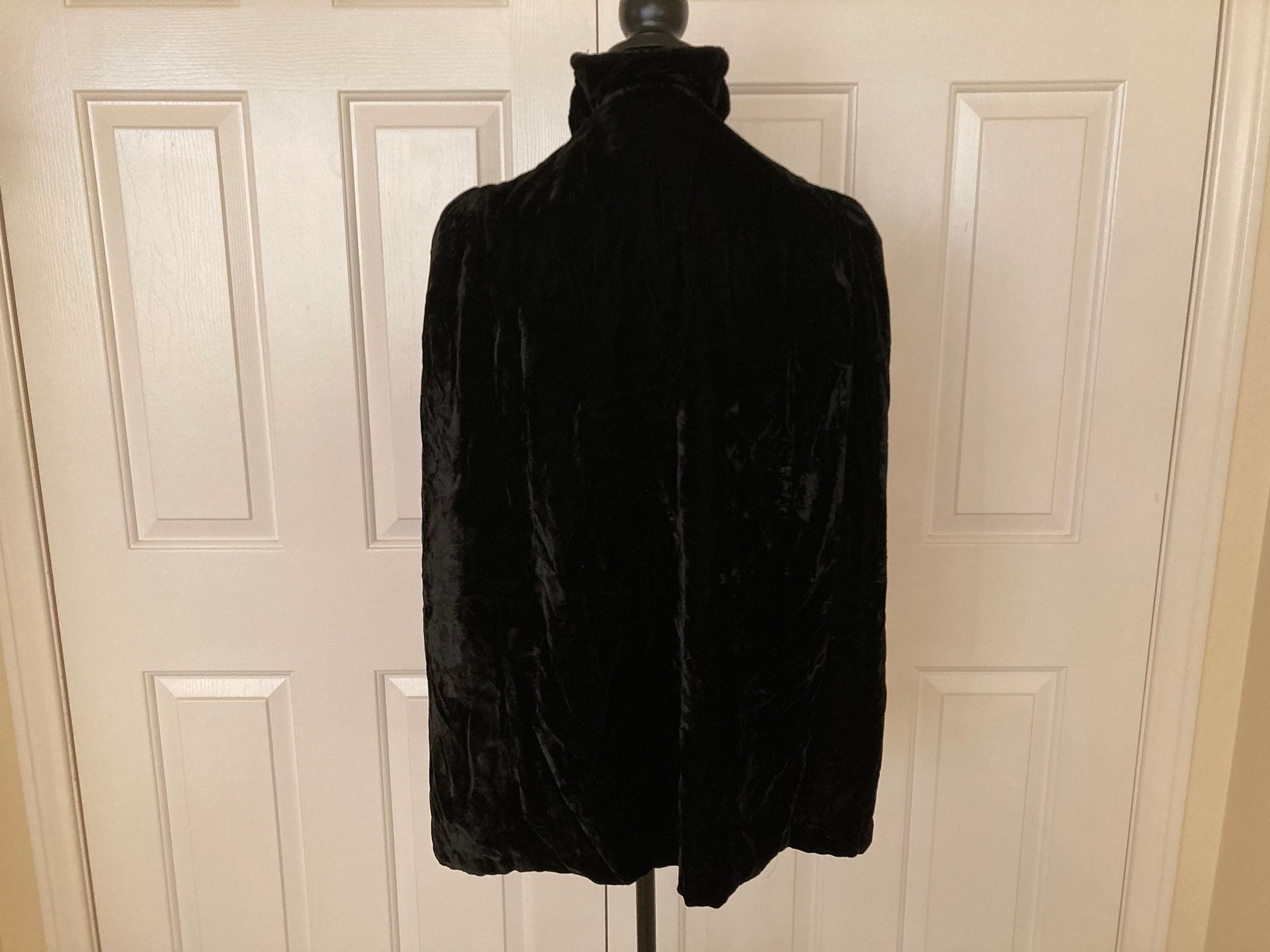 Beautiful vintage 20s crushed black velvet cape