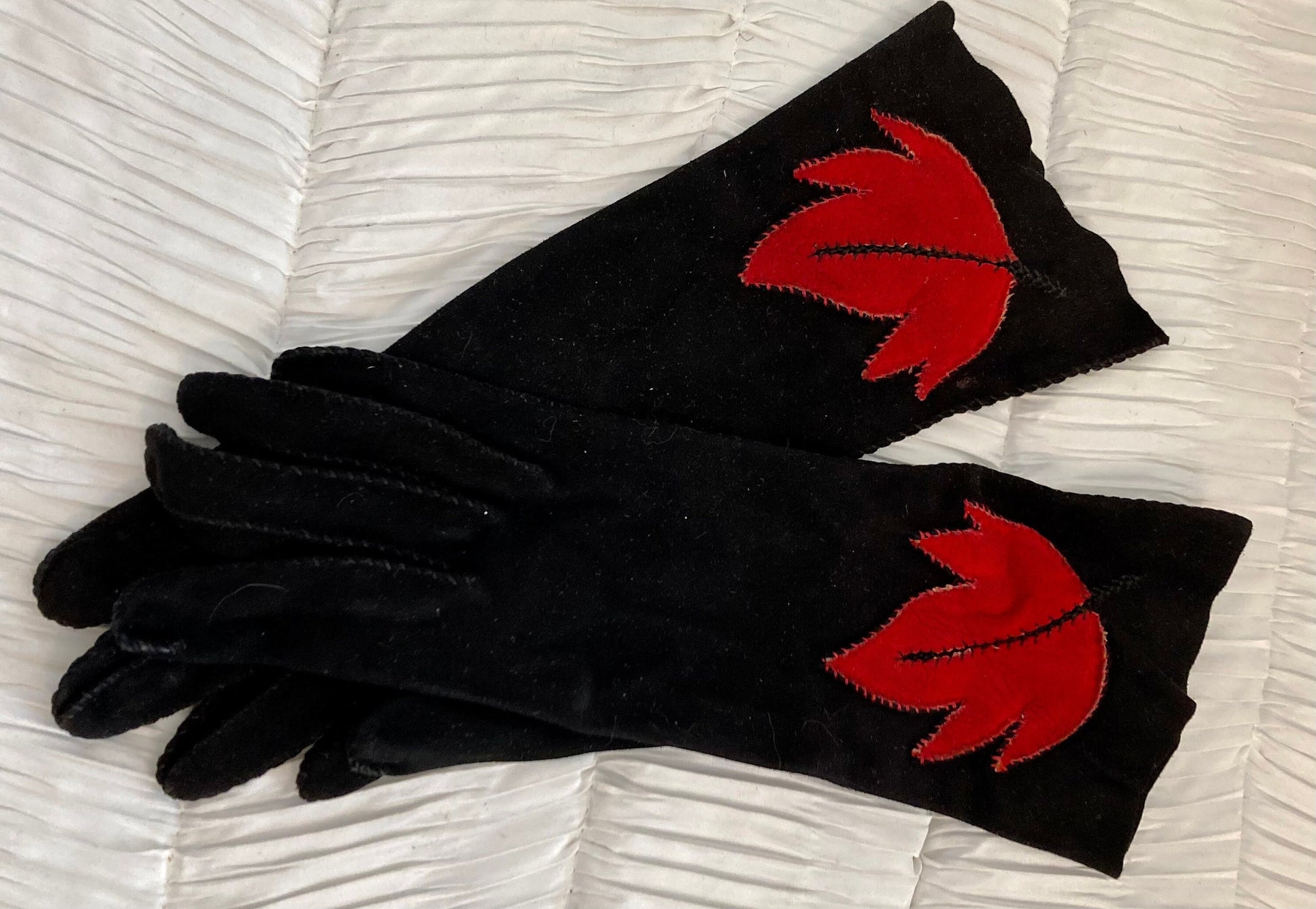 Chic Vintage 40s black Suede red leather leaf appliqués gloves