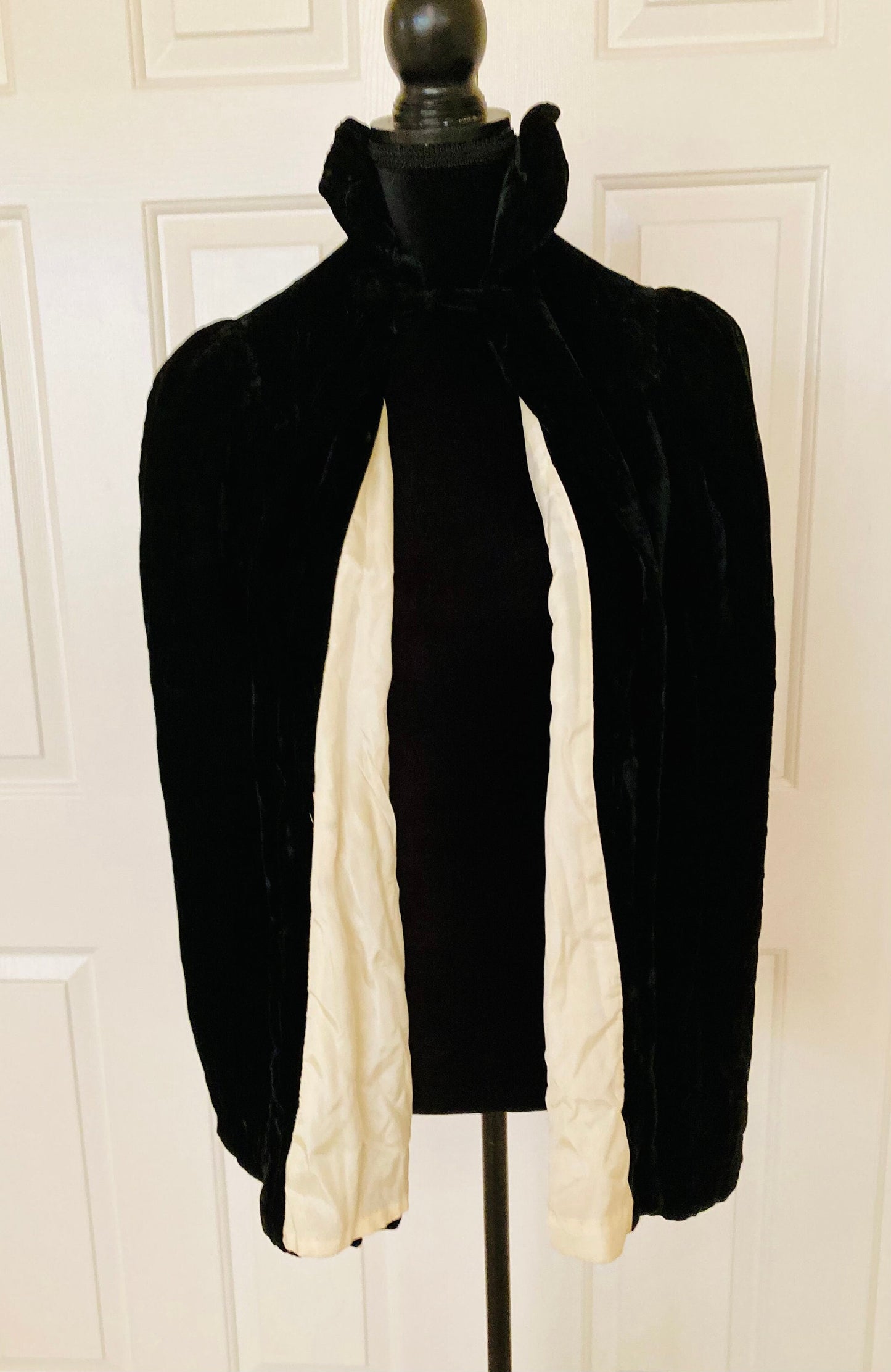 Beautiful vintage 20s crushed black velvet cape